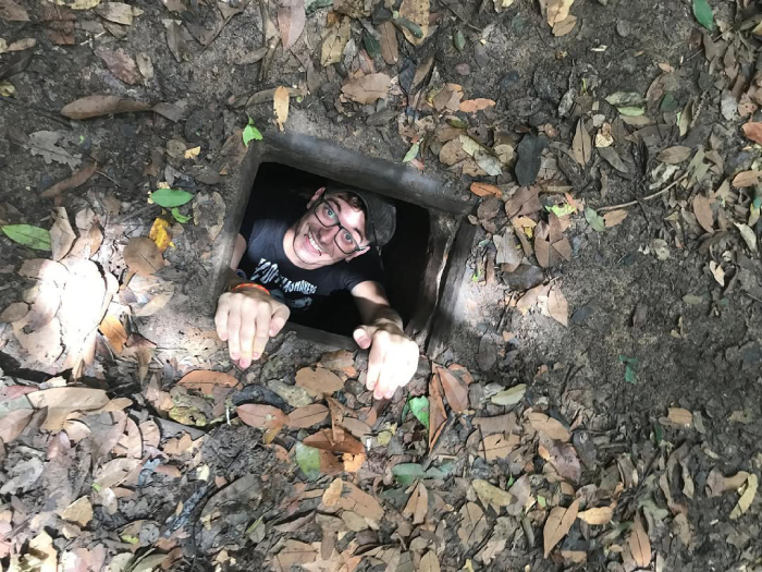 Lối xuống địa đạo nhỏ đến ngộp thở