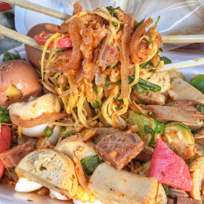 Có rất nhiều hàng tré trộn bán mang đi trên đường phố Sài Gòn