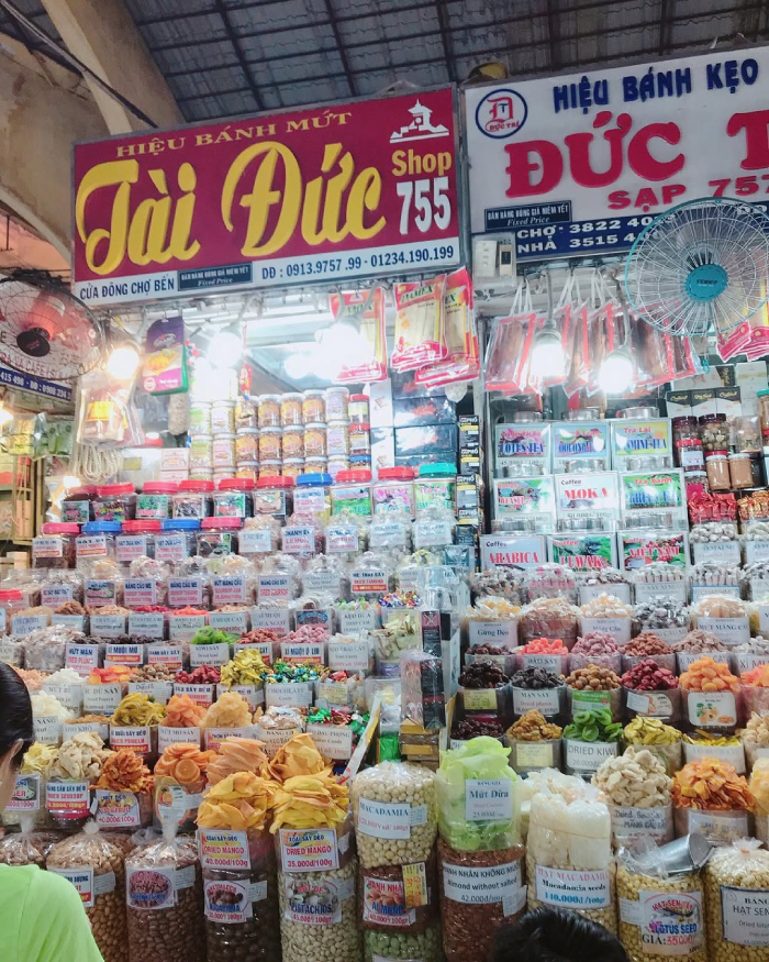 Bạn có thể vào các chợ truyền thống để sắm quà chất lượng