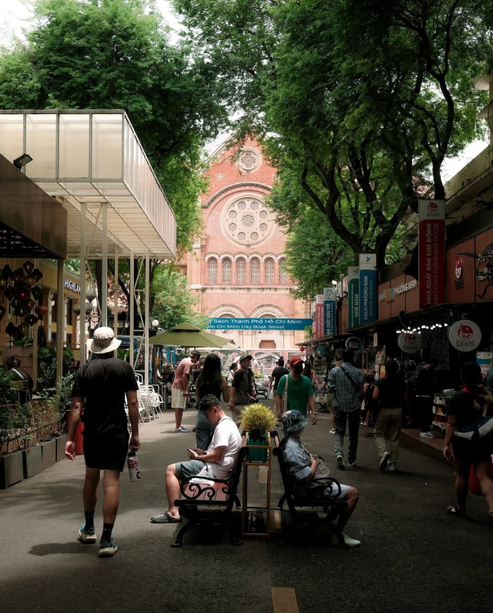 Con đường rợp bóng cây xanh kéo dài tới Bưu điện Thành phố