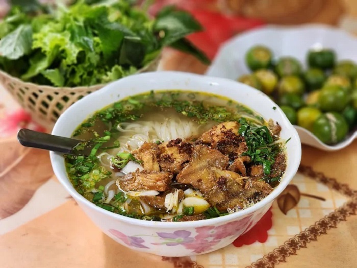 Canh Cá Bẩy là địa chỉ ưa thích của người dân địa phương và du khách muốn thưởng thức canh cá Quỳnh Côi chuẩn vị. 