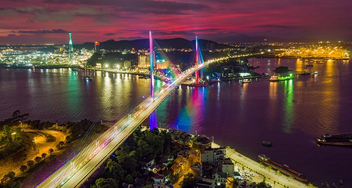 Cầu Bãi Cháy như một biểu tượng bao lâu nay của Quảng Ninh và là cây cầu vượt biển đẹp ở Việt Nam