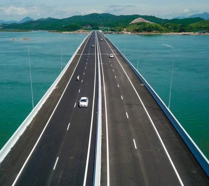 Cầu vượt biển Vân Tiên đang là cây cầu vượt biển đẹp ở Việt Nam dài nhất hiện nay