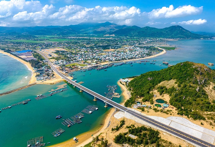 Cây cầu vượt biển đẹp ở Việt Nam khác là cầu vượt biển Đề Gi