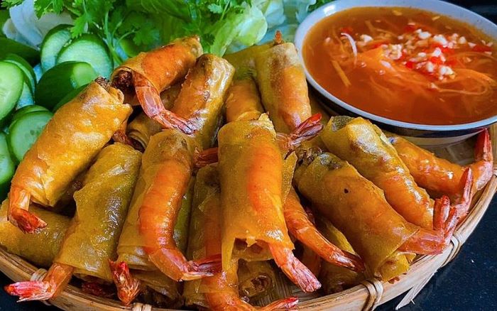 Có rất nhiều quán ăn, địa chỉ bán chả ram tôm đất mang về, đặc biệt là các quán chả ram tôm đất ở Quy Nhơn.
