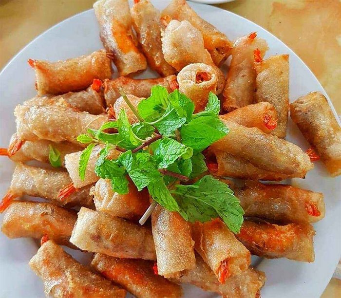 Chả ram tôm đất Bình Định là món ăn nổi bật miền Trung, đặc biệt là ở thành phố Quy Nhơn.