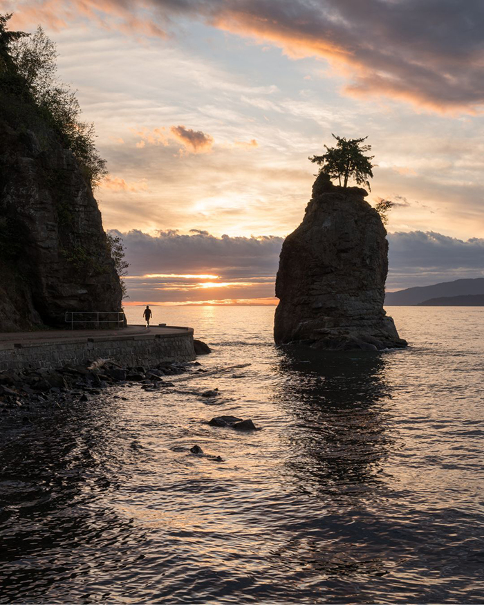 Bãi biển English Bay gần công viên Stanley Park Canada