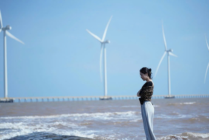 Điện gió Duyên Hải Trà Vinh nằm giữa bãi biển thơ mộng