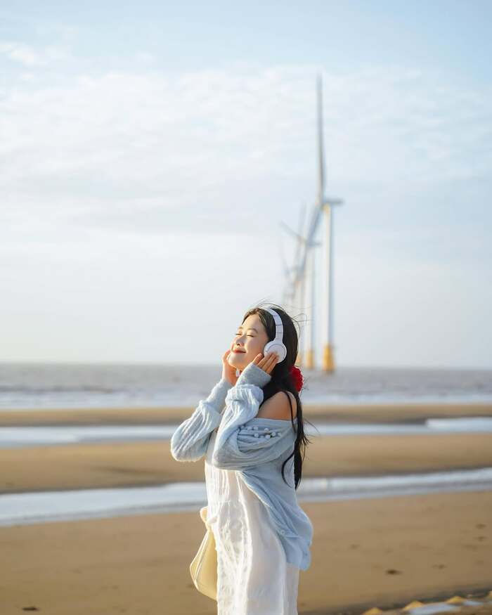 Điện gió Duyên Hải Trà Vinh vào lúc hoàng hôn thu hút nhiều người đến sống ảo