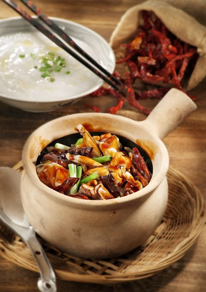 Ếch om sẽ có màu vàng nâu cánh gián đẹp mắt. 