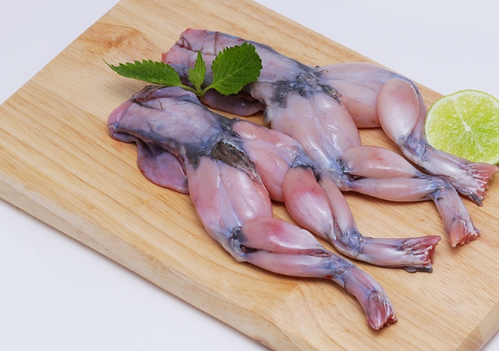 Nguyên liệu của món ếch om Phượng Tường Hưng Yên được chọn là loại ếch đồng, béo khỏe.