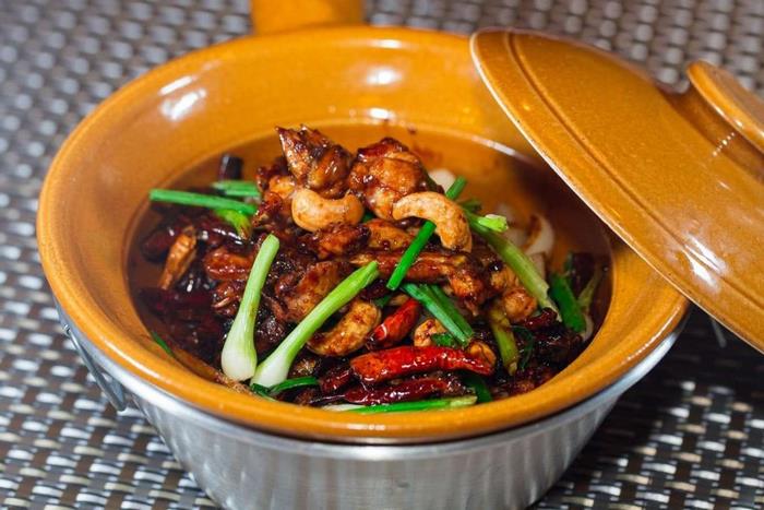 Kỹ thuật om ếch của người dân Phượng Tường  tạo nên chất riêng cho món ăn.