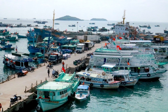 Đi tàu di chuyển ra Hòn Móng Tay Phú Quốc