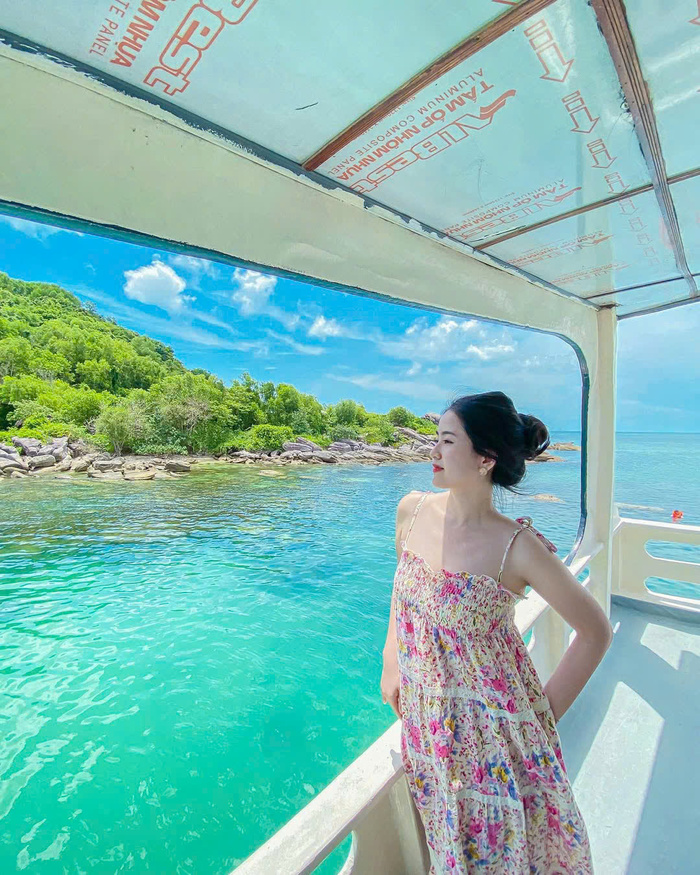 Đi tàu di chuyển ra Hòn Móng Tay Phú Quốc