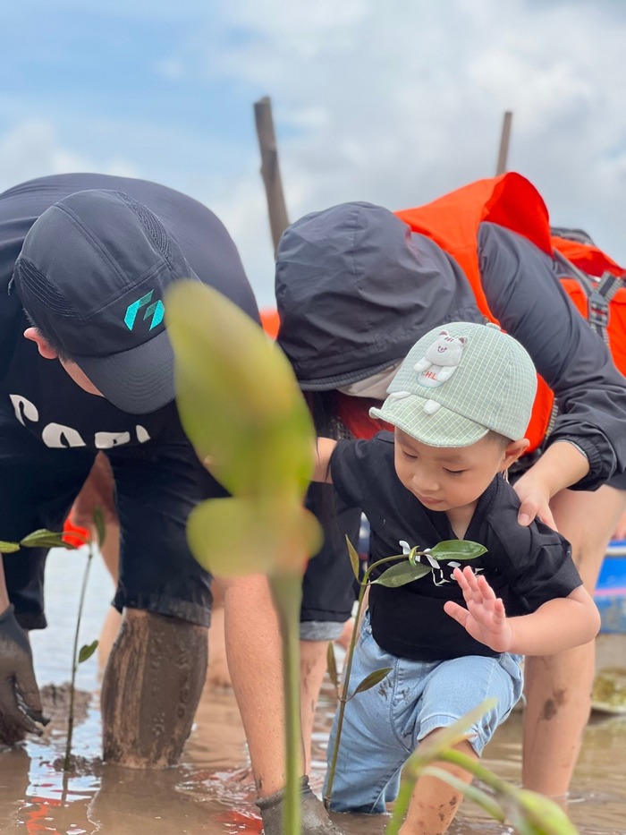 Trải nghiệm trồng cây ở Khu du lịch Người Giữ Rừng Bến Tre 