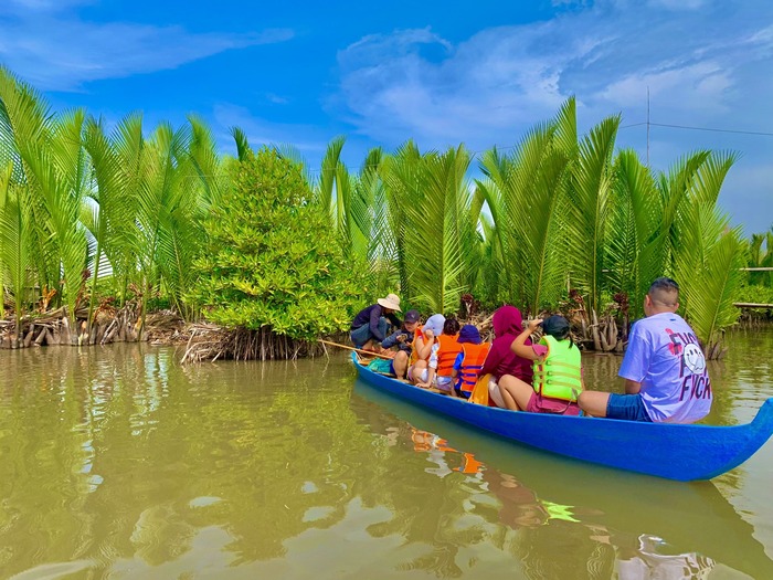 Đi xuồng khám phá rừng ngập mặn ở Khu du lịch Người Giữ Rừng Bến Tre 
