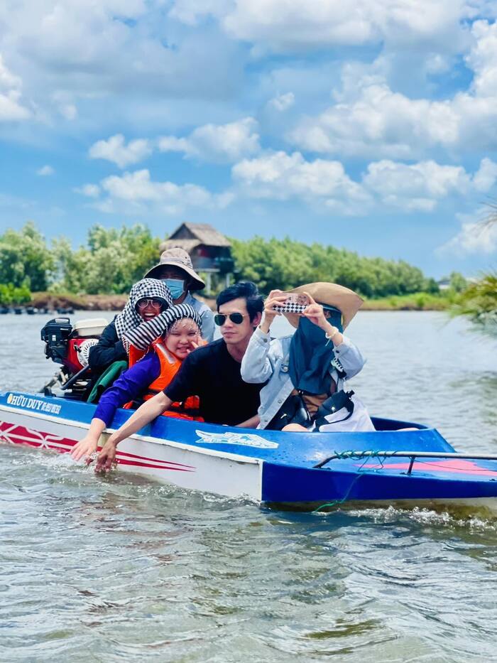 Đi xuồng khám phá rừng ngập mặn ở Khu du lịch Người Giữ Rừng Bến Tre 