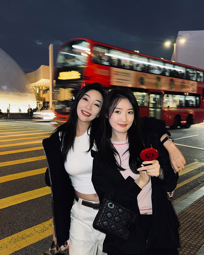 Đi bằng taxi hoặc dịch vụ gọi xe tới lan quế phường hong kong