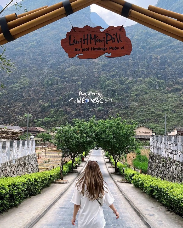 Cổng chào với chiếc khèn khổng lồ đặc trưng của người H’Mông tại làng Pả Vi Hà Giang