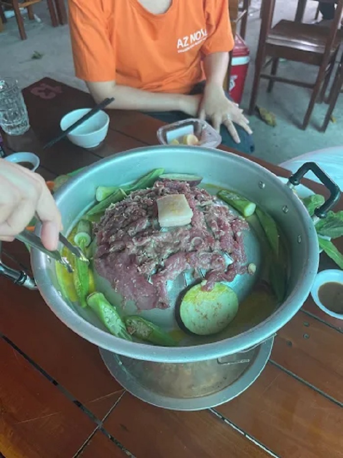 Quán Bò Leo Núi Cầu Sắt là điểm đến quen thuộc của người dân địa phương.