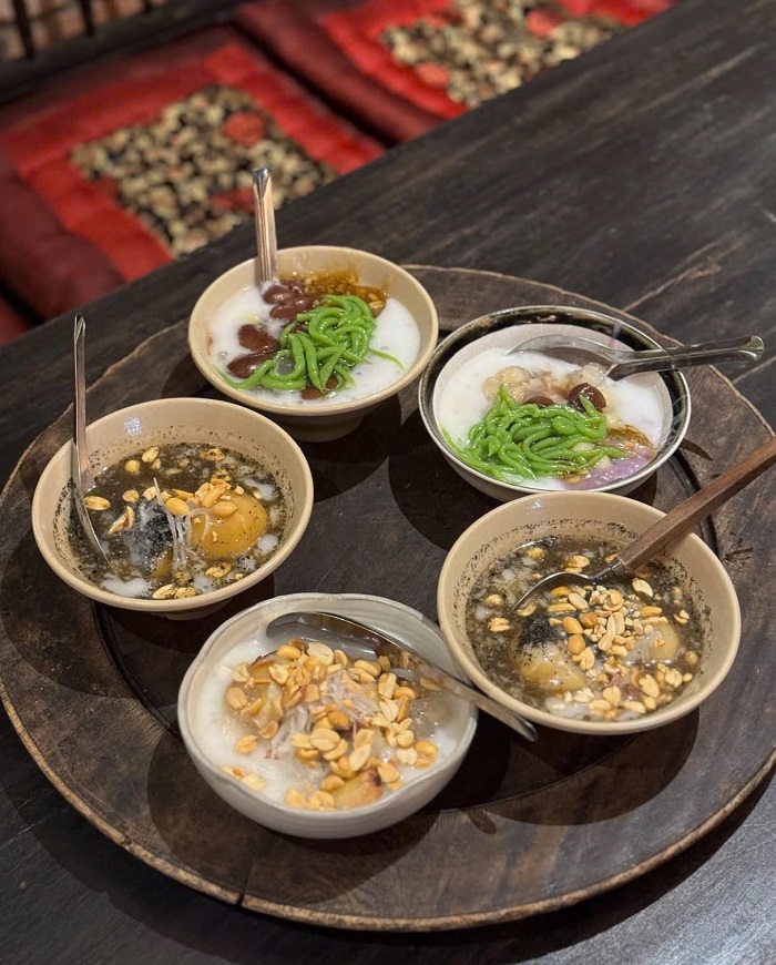 Quán chè ngon nổi tiếng Hà Nội bày biện trang trí bắt mắt