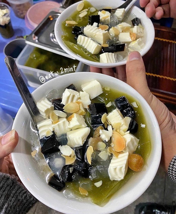 Bát chè đầy ú ụ tại quán chè ngon nổi tiếng Hà Nội