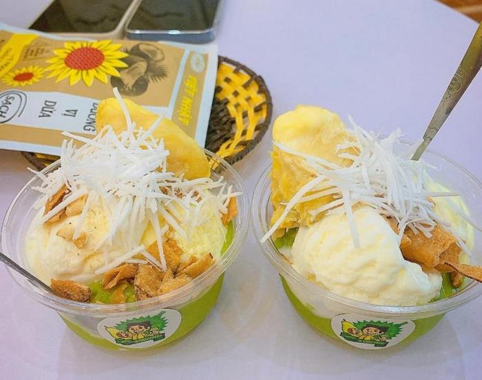 A Tốn Fruit là quán kem bơ quen thuộc với các bạn trẻ Hà Nội
