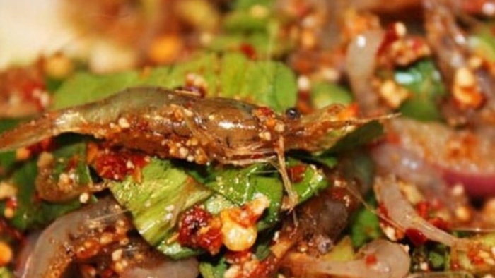 Người ăn sẽ cuốn tép sống cùng với rau sống và chám vào nước mắm đặc biệt. 