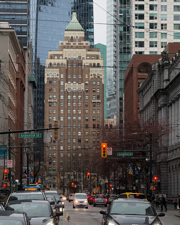 Mùa hè từ tháng 6 đến tháng 8 tại thành phố cổ historic Gastown canada