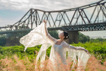 Bãi cỏ hồng Long Biên Hà Nội: Điểm check in đẹp chẳng kém Đà Lạt