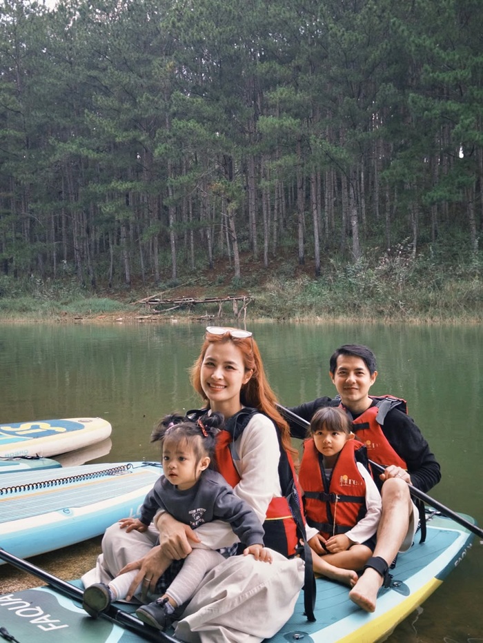 Cả gia đình trải nghiệm chèo SUP trên hồ. Ảnh: Instagram nhân vật