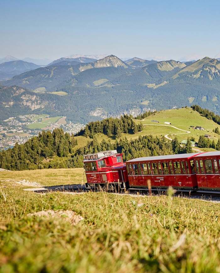 Đến thị trấn St. Wolfgang Áo trải nghiệm ngắm cảnh bằng chuyến tàu leo núi Schafbergbahn