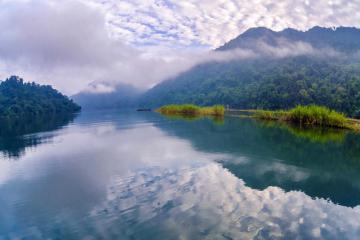 Chinh phục vẻ đẹp thanh bình nơi hồ Ba Bể, Bắc Kạn