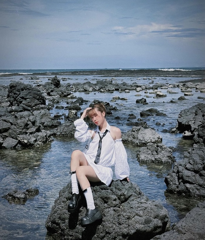 Mũi Ba Làng An Điểm du lịch gần sân bay Chu Lai với những tảng đá gồ ghề, hình thú độc đáo