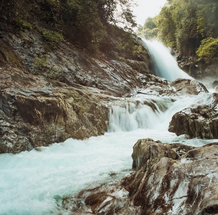 Khung cảnh tráng lệ của thác Hố Giang Thơm – điểm du lịch gần sân bay Chu Lai