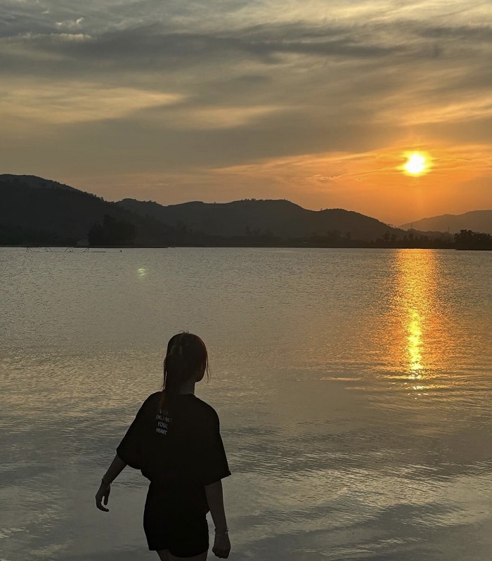 Khung cảnh hoàng hôn đẹp như tranh nghệ thuật tại Hồ Phú Ninh Điểm du lịch gần sân bay Chu Lai