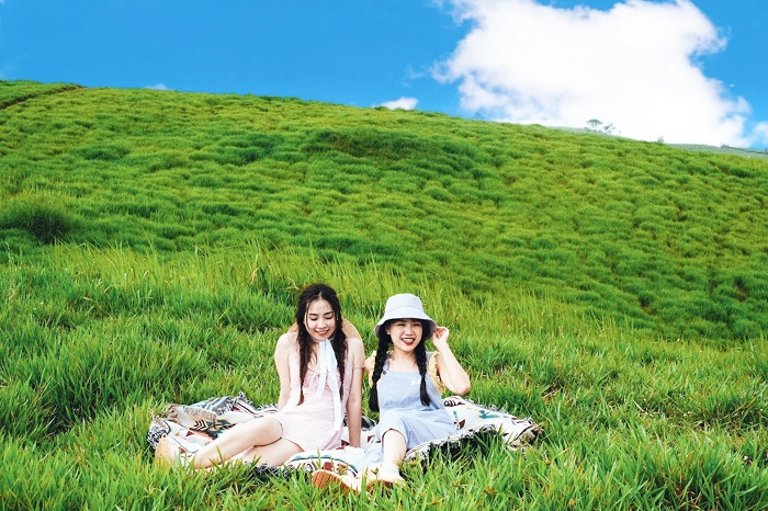 Picnic ngoài trời với gia đình, bạn bè tại Đồng cỏ 68 điểm vui chơi ở Mộc Châu cho gia đình