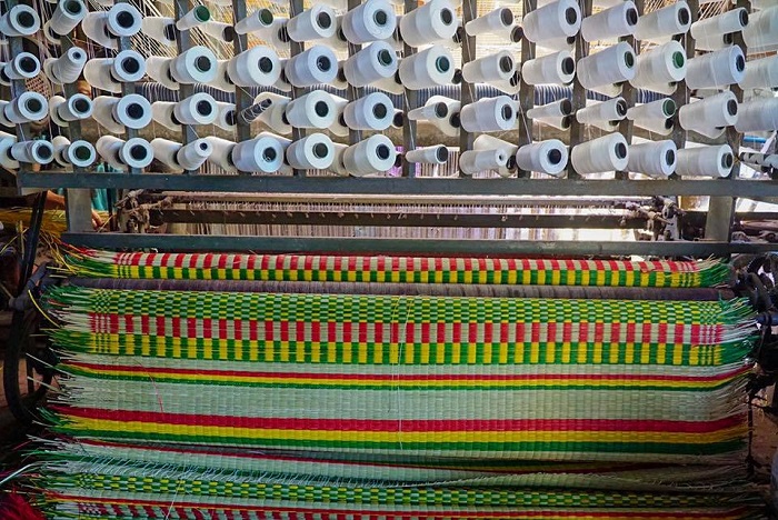 Ngày nay đã có máy móc nên việc dệt chiếu cói ở Làng nghề chiếu cói Hoài Châu Bắc cũng nhanh hơn