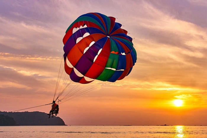 Chơi dù lượn xả stress tại Bãi Khem Phú Quốc