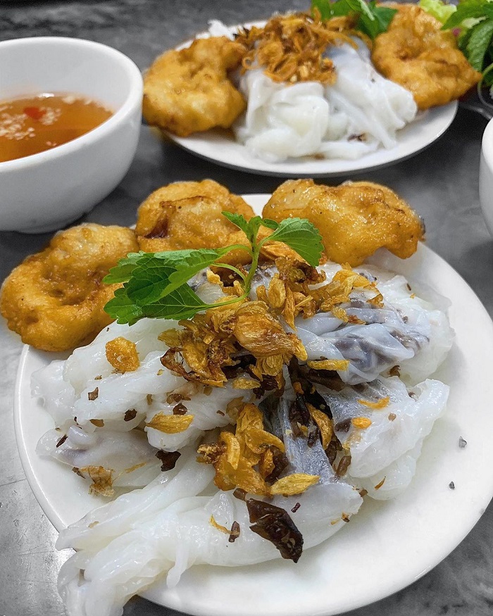 Quán bánh cuốn chả mực Hạ Long lâu đời nằm ngay trong phố