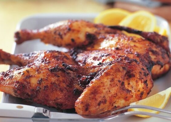 Du lịch Mozambique - Gà peri-peri thường được nướng hoặc nướng và ăn kèm với cơm hoặc xima