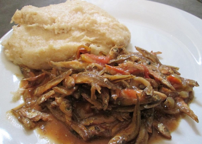 Du lịch Zambia - Kapenta là món cá mòi nhỏ sấy khô, được sử dụng để nấu súp, hầm hoặc ăn kèm với nsima