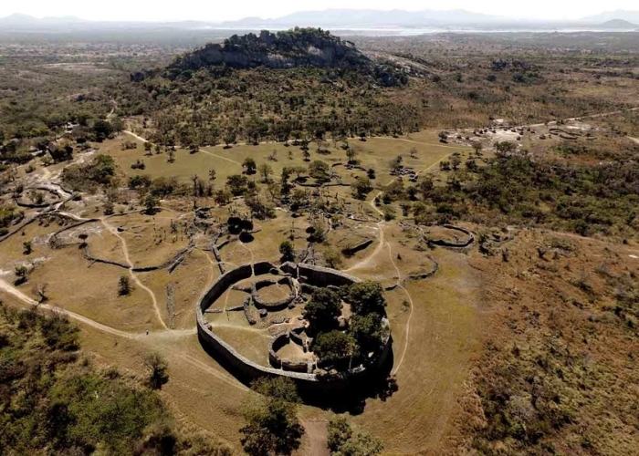 Du lịch Zimbabwe - Du khách đến với Great Zimbabwe có thể tham quan di tích, tìm hiểu về lịch sử và kiến trúc độc đáo