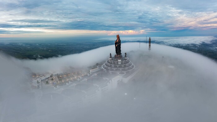 hoạt động du lịch ở núi Bà Đen Tây Ninh - săn mây đĩa bay
