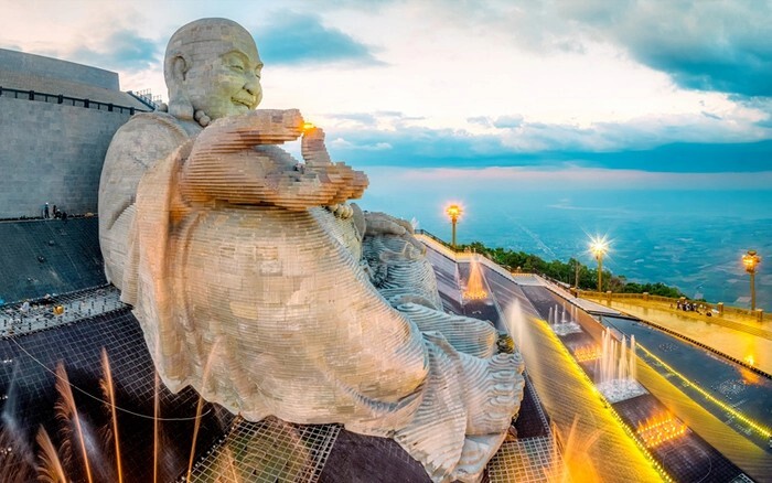 hoạt động du lịch ở núi Bà Đen Tây Ninh - Xem biểu diễn show nhạc nước hiện đại