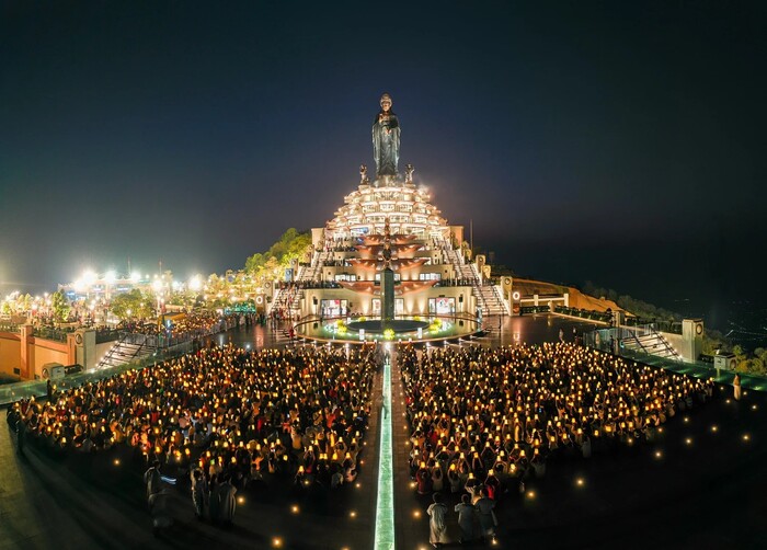 hoạt động du lịch ở núi Bà Đen Tây Ninh - Dâng đăng trên đỉnh núi