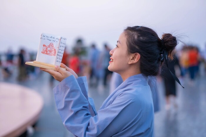 hoạt động du lịch ở núi Bà Đen Tây Ninh - Dâng đăng trên đỉnh núi cầu an