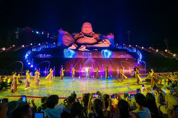 hoạt động du lịch ở núi Bà Đen Tây Ninh - Xem biểu diễn show nhạc nước hiện đại