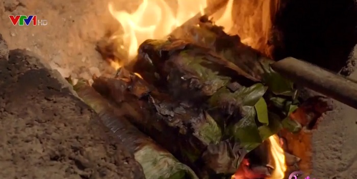 Nem chua Đại Từ được nướng qua trong lửa hồng rồi mới thưởng thức