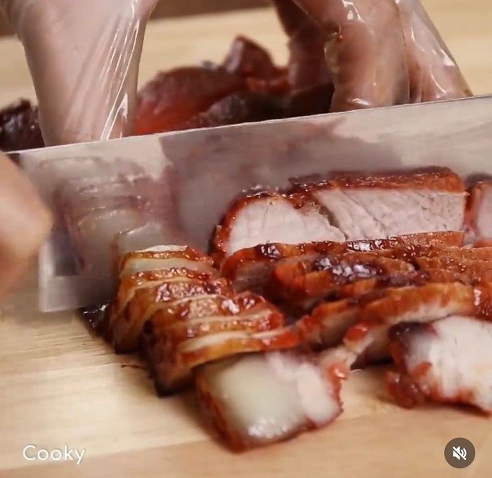 Phần thịt xá xíu trong phở chua Lạng Sơn được chọn lọc từ thịt lợn nạc và tẩm ướp gia vị vừa miệng